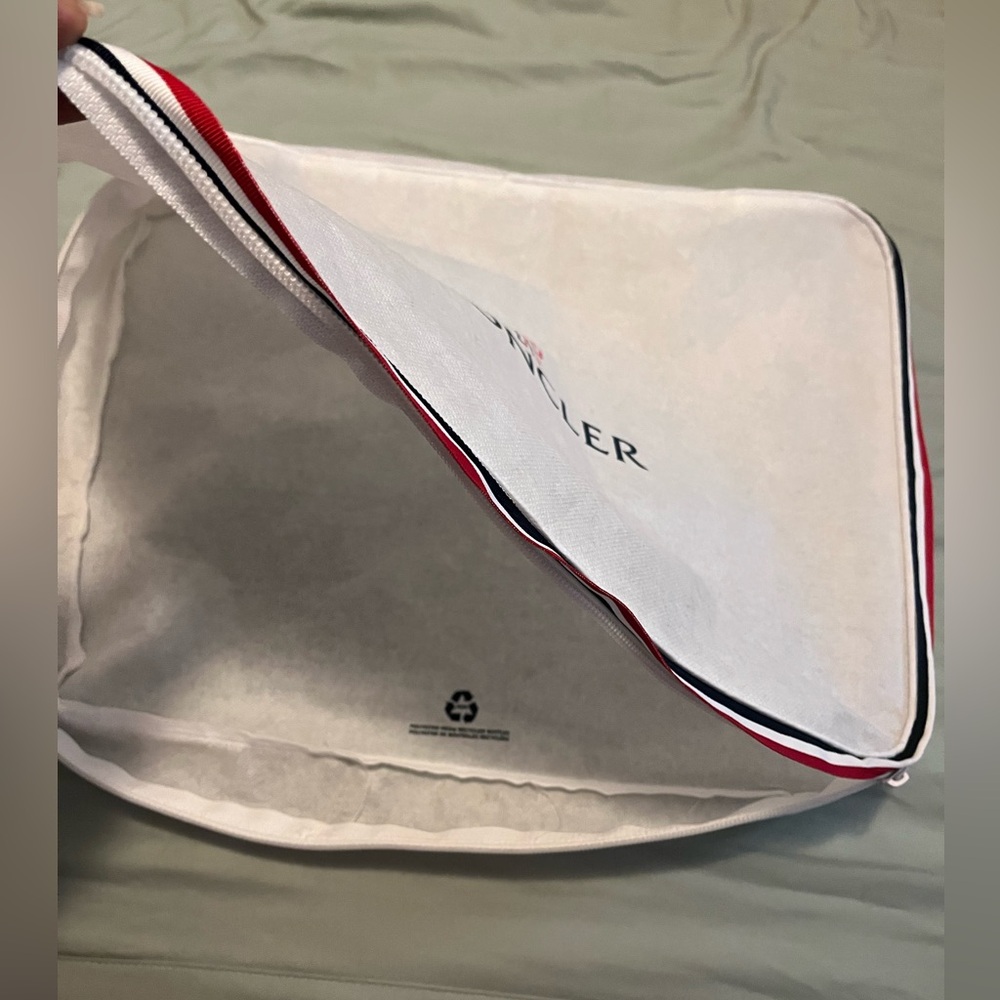 Moncler Bundle. Dust bag, zipper pouch, glasses cloth & sunglass holder. - Picture 5 of 7